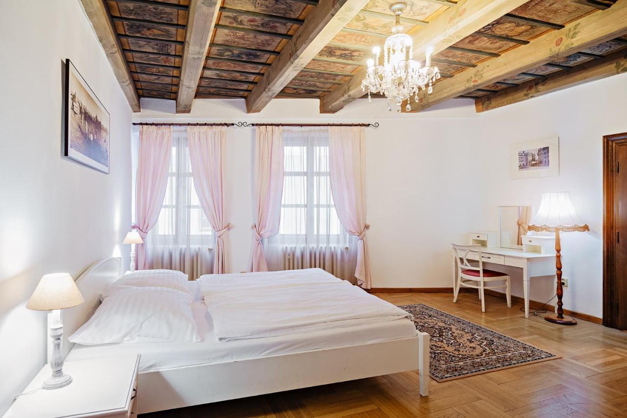 U Cerneho Medveda- At The Black Bear Apartment Прага Екстериор снимка