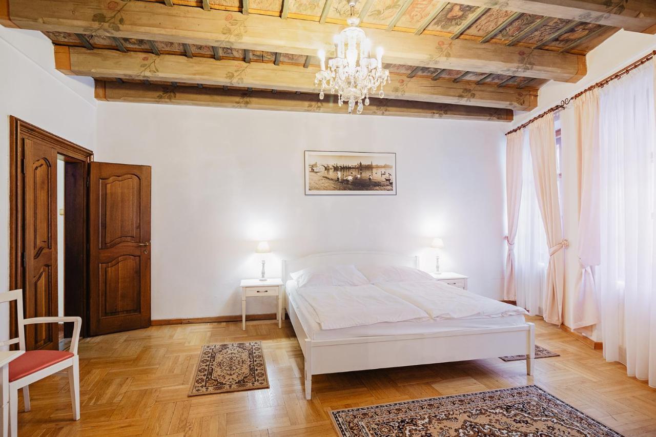 U Cerneho Medveda- At The Black Bear Apartment Прага Екстериор снимка
