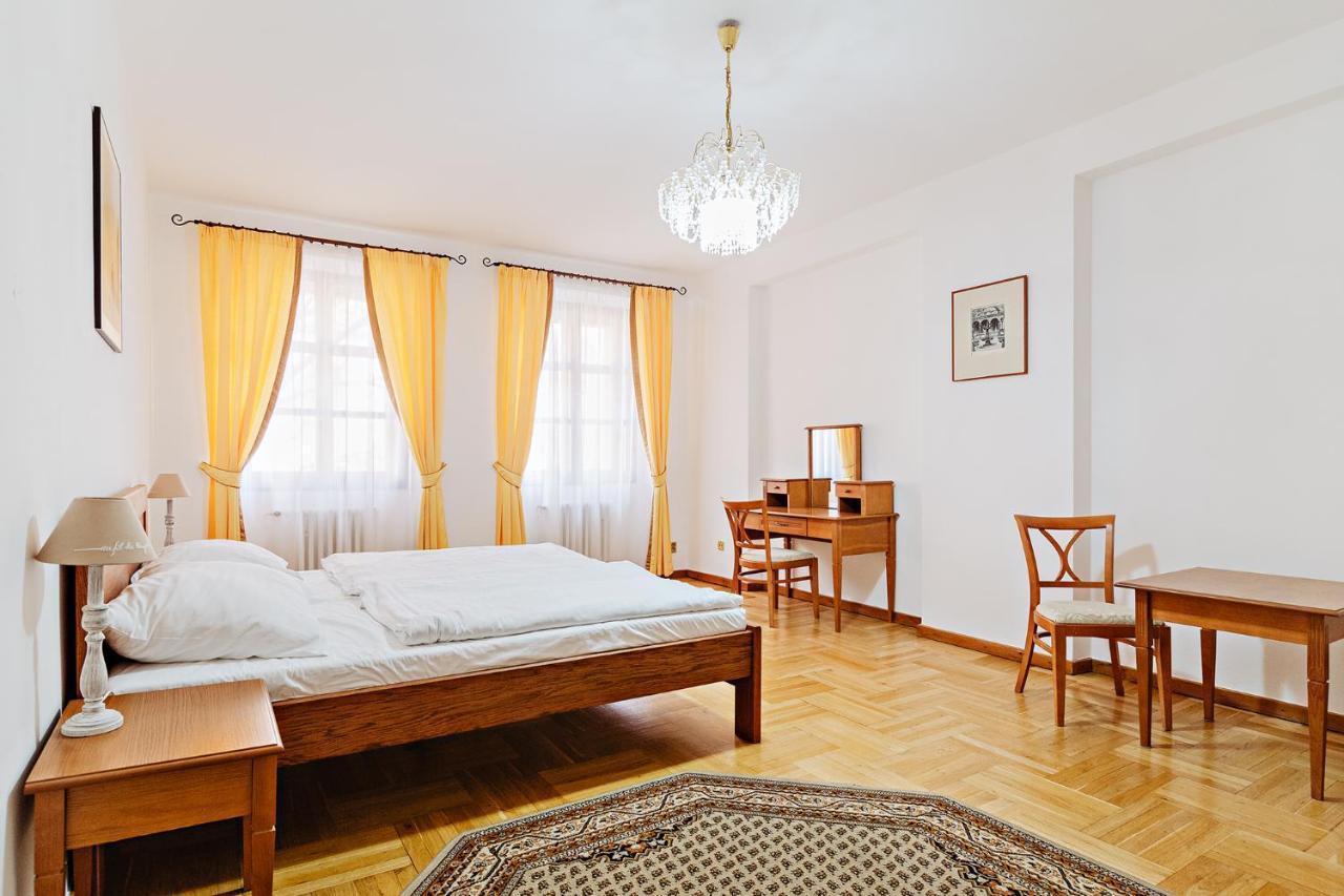 U Cerneho Medveda- At The Black Bear Apartment Прага Екстериор снимка